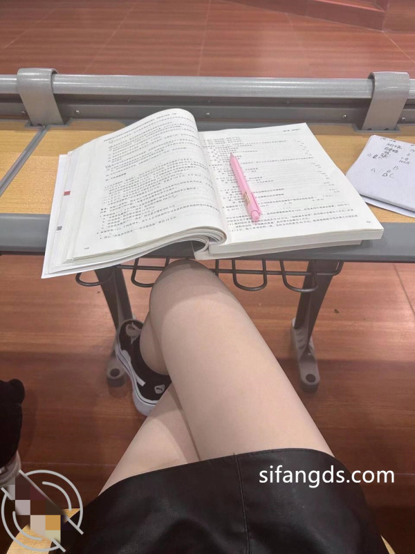 4月30日-2❤️❤️❤️中港台精選【15部】外表清純可愛小妹據說剛做不久下面又緊又嫩