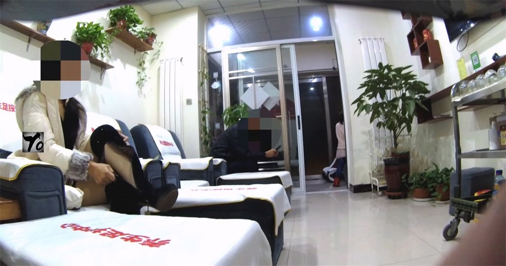 ❤️❤️❤️偷拍路過婚車隊伍伴娘親友團絡繹不絕上廁所