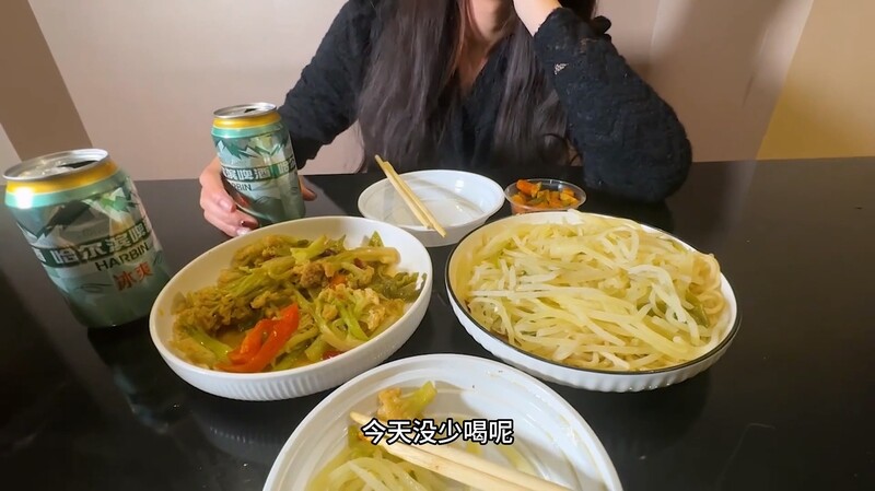 ❤️❤️❤️偷拍路過婚車隊伍伴娘親友團絡繹不絕上廁所