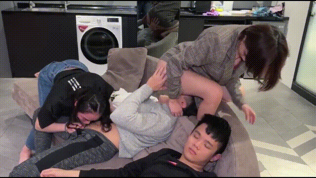 ❤️❤️❤️【偷窺】長相可愛美女,扒開下面尿尿玩陰蒂