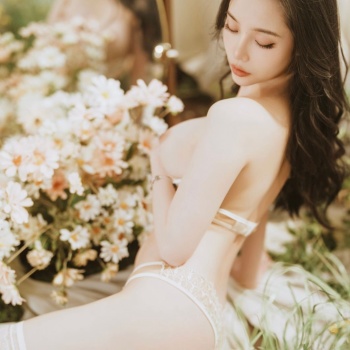 ❤️❤️❤️【獵奇】舔逼不用求男人自己可以幫自己舔逼長見識了舔逼自慰新高度