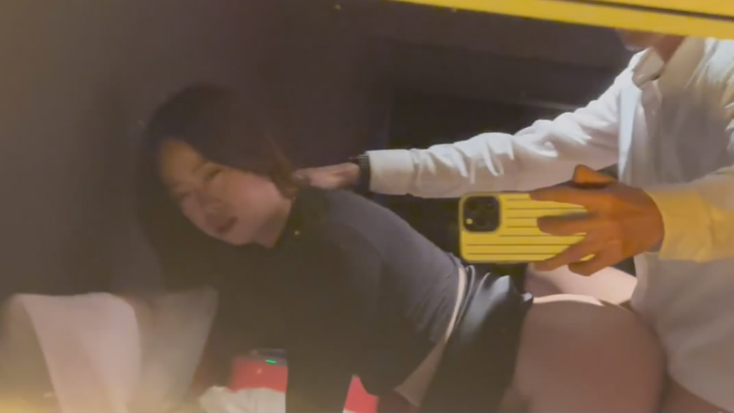 ❤️❤️❤️上海风骚女翻译馨姐❤️午休跟日本上司开房偷情还一边手机自拍,被射了一屁股的精液