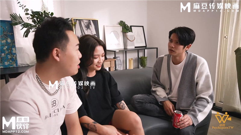 ❤️❤️❤️【臺灣】【EDMosaic】暗黑「艾悠」人妻被老公帶來直播間4P粉穴緊鮑一邊塞著玩具震動一邊打炮