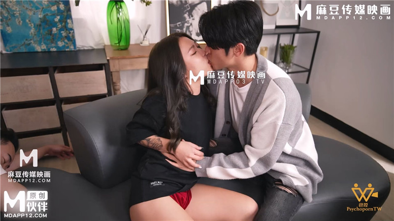 ❤️❤️❤️【臺灣】【EDMosaic】暗黑「艾悠」人妻被老公帶來直播間4P粉穴緊鮑一邊塞著玩具震動一邊打炮