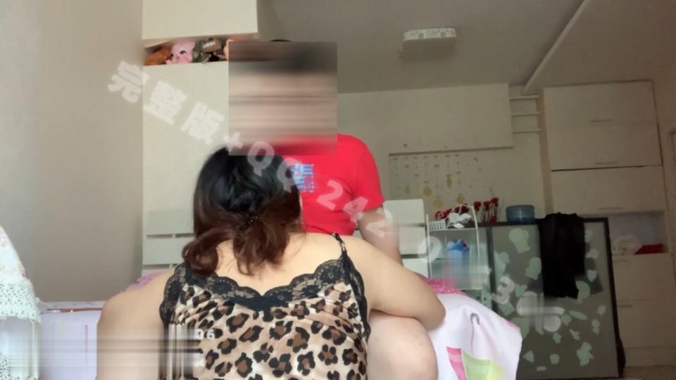 ❤️❤️❤️上海約的絲襪熟女,身材豐滿,皮膚白皙不糙,豹紋裝激情後入,有露臉,雙機位,非常敗火