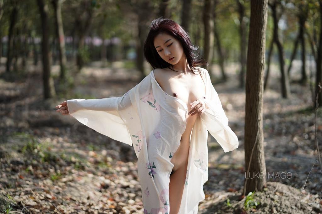 ❤️❤️❤️fansone堅挺美乳女神【艾熙aixiaixi】給職業組哥倆的3P床邊服務(2V)