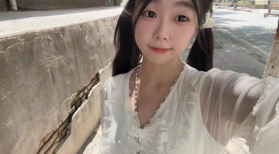 ❤️❤️❤️售價萬元,上海05年大二反差女友,【小朵】付費福利,漂亮小姐姐粉嫩多汁,欣賞價值極高