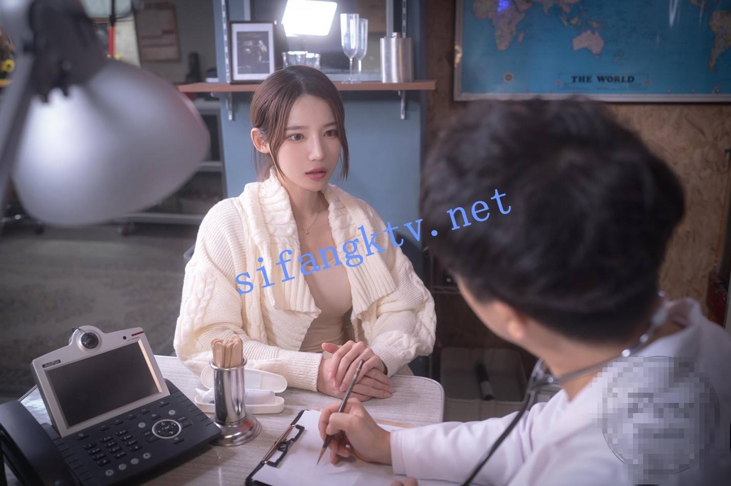 ❤️❤️❤️兩位姑娘光顧臨路邊老趙家大牌檔嫌棄廁所太臟偷偷到停車場隨地大小便活該被偷拍