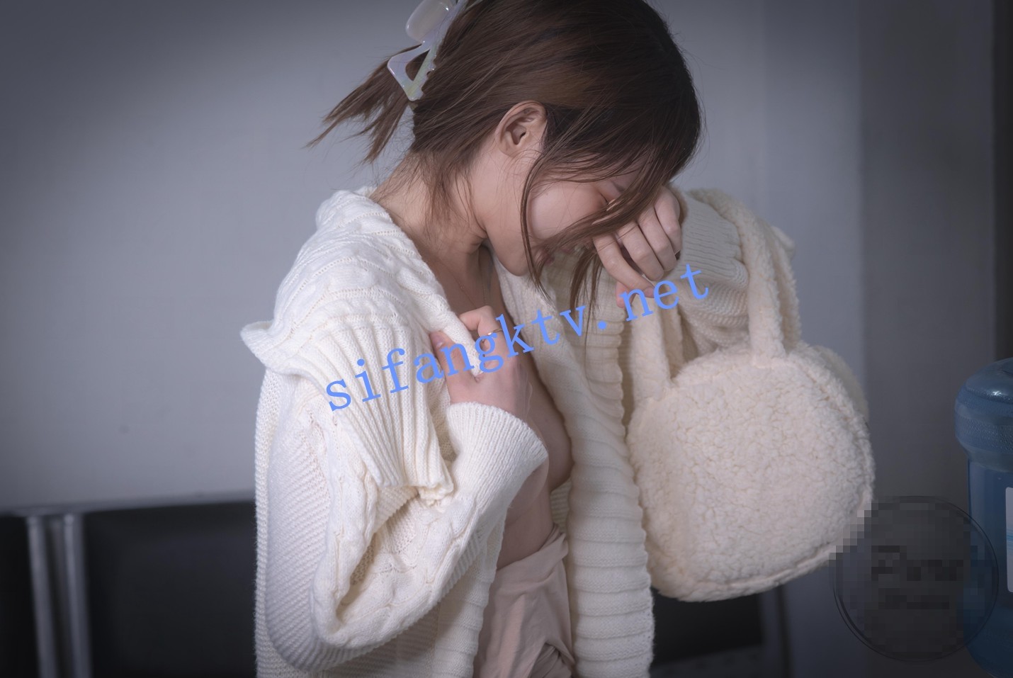 ❤️❤️❤️兩位姑娘光顧臨路邊老趙家大牌檔嫌棄廁所太臟偷偷到停車場隨地大小便活該被偷拍