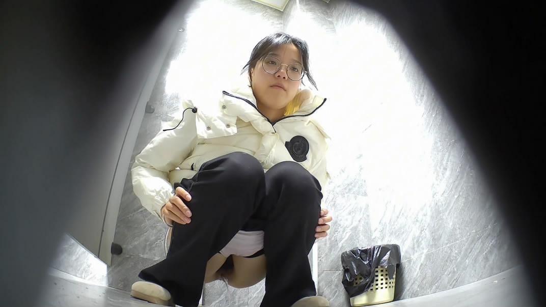 ❤️❤️❤️獵奇驚悚片《社交評分296》兩個臉蛋變異的少婦穿戴假雞巴懲罰妹子的肛門和陰道