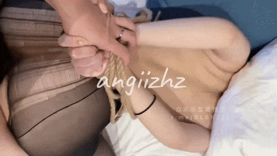 ❤️❤️❤️清純大奶露臉妹妹！被男友調教的真不錯，做在電腦桌上面抽插她的小穴，被男友一頓猛拍，坐在肉棒上面騎乘